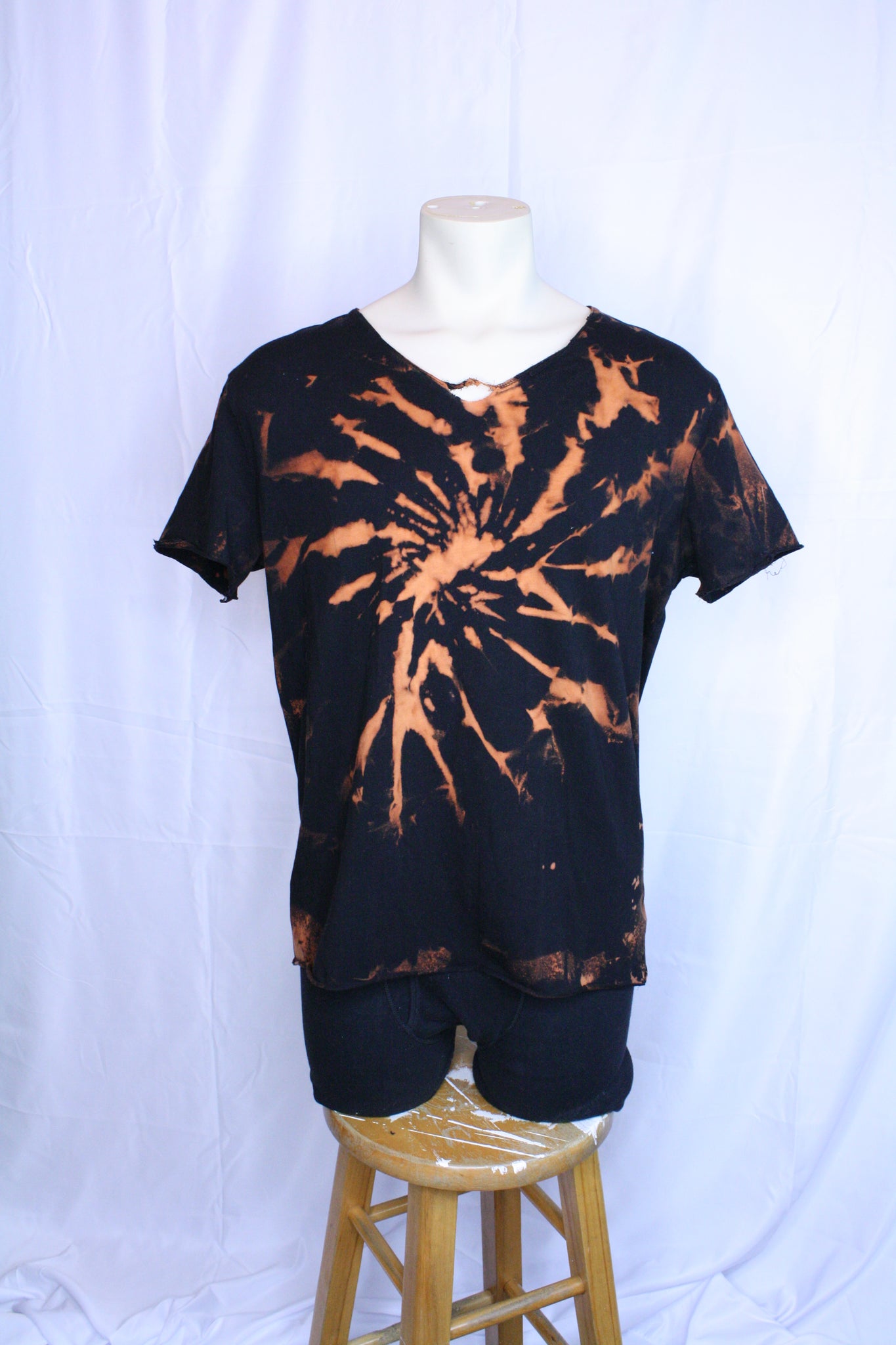Bleach Dye Distressed T-Shirt (L)